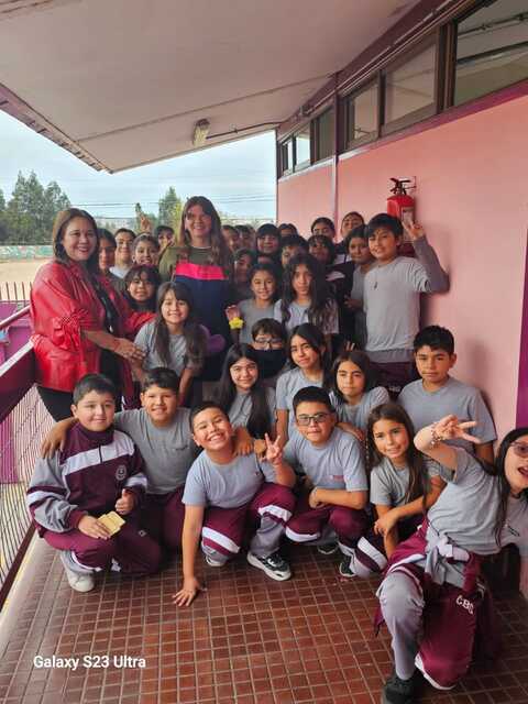 Estudiantes celebrando resultados SIMCE