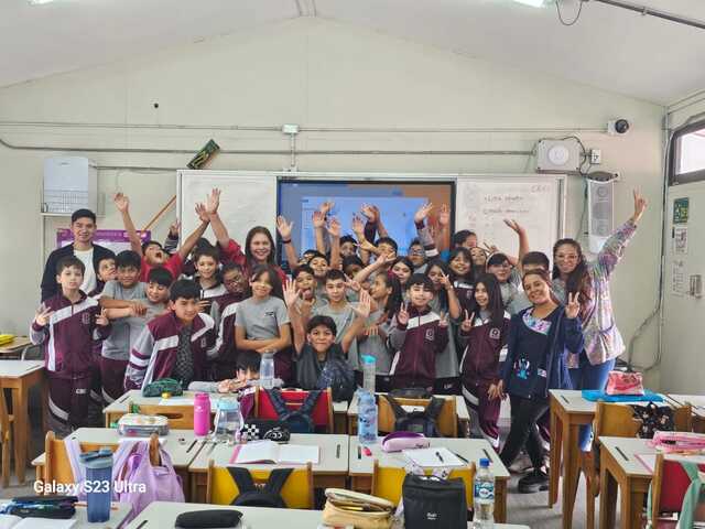 Docentes y estudiantes en aula