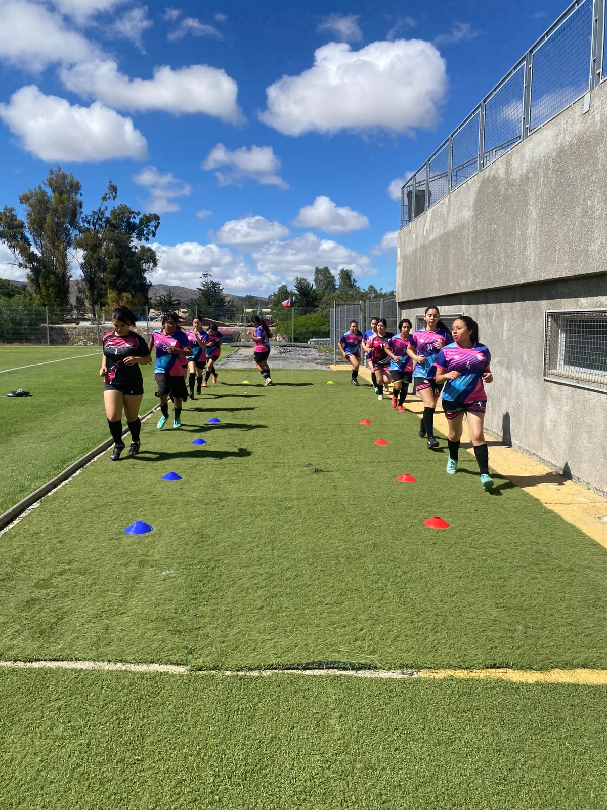 Jugadoras del CBO trotando en calentamiento antes del torneo