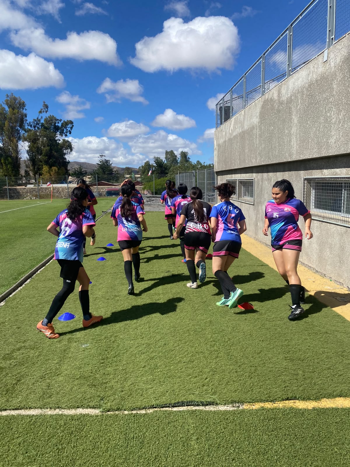 Jugadoras del CBO trotando por el borde de la cancha